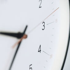 Wanduhr Essent mit Ziffern
weiss