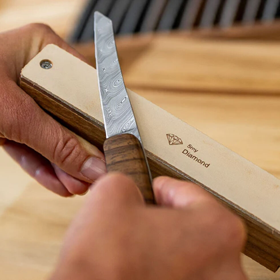 Knife sharpener 30 degrees
with leather strap 